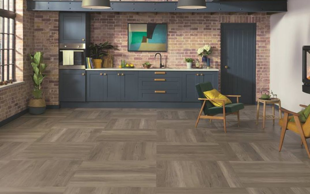 A Kardean floor in a kitchen which resembles mahogany planks.